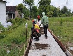 Babinsa Desa Drenges Turut Serta dalam Program Pavingisasi Jalan Desa