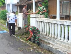 Membantu Kesulitan Masyarakat, Babinsa Koramil 0810/03 Loceret Laksanakan Kerja Bakti Pembersihan Saluran Irigasi Bersama Warga Binaan