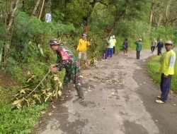 KERJA BAKTI WARGA DESA KLODAN CIPTAKAN LINGKUNGAN BERSIH DAN NYAMAN