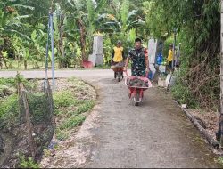 Babinsa Desa Kedungpadang melaksanakan kegiatan kerja bakti pengurukan jalan sawah bersama kelompok tani Margo Rukun