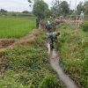 Kodim Nganjuk dan Warga Desa Sumberkepuh Bersinergi Bersihkan Saluran Air, Cegah Banjir di Lengkong