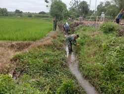 Kodim Nganjuk dan Warga Desa Sumberkepuh Bersinergi Bersihkan Saluran Air, Cegah Banjir di Lengkong
