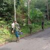 Babinsa Desa Blongko Bantu Warga Kerja Bakti Bersihkan Jalan di Dusun Tengger