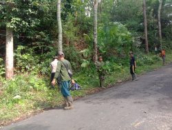 Babinsa Desa Blongko Bantu Warga Kerja Bakti Bersihkan Jalan di Dusun Tengger