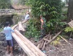 Babinsa Desa Jatirejo Bersama Warga Laksanakan Kerja Bakti Pembersihan Bantaran Sungai