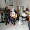 Babinsa Koramil 0810/18 Ngetos Bersama Bulog Salurkan Bantuan Pangan kepada Warga Desa Kuncir