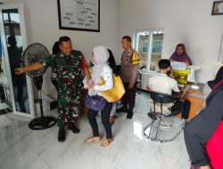 Babinsa Koramil 0810/18 Ngetos Bersama Bulog Salurkan Bantuan Pangan kepada Warga Desa Kuncir