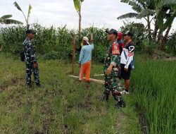 Babinsa Desa Mlorah Dampingi Pemasangan Papan Proyek Pembangunan KDKMP