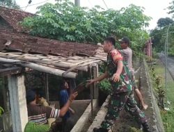 Kedekatan Babinsa Bersama Masyarakat, Dalam Karya Bakti membantu warga membenahi atap rumah yg sedang bocor