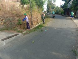Babinsa Desa Blongko Bantu Warga Laksanakan Kerja Bakti Bersih Lingkungan