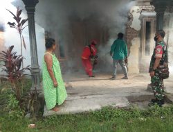 Babinsa Desa Garu, Koramil 0810/08 Baron, Dampingi Penyemprotan Nyamuk Demam Berdarah