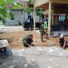 Babinsa Koramil 0810/15 Rejoso Laksanakan Kerja Bakti Pemasangan Paving di halaman Balai Desa Tritik