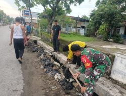 Kerja Bakti Membersihkan Lingkungan, Babinsa Koramil 0810/02 Bagor Gerakan Semangat Gotong Royong Warganya.