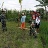 Babinsa Desa Mlorah Dampingi Pemasangan Bouplang Pembangunan (KDKMP)
