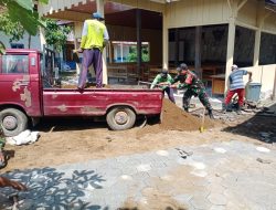 Babinsa Desa Tritik Melaksanakan Kerja Bakti Pemerataan Tanah Urug untuk Pemasangan Paving