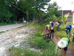 Anggota Koramil 0810/03 Loceret dan Masyarakat Bersihkan Aliran Sungai di Desa Karangsono