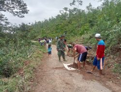 Gotong Royong Babinsa Desa Kuncir Bantu Warga Laksanakan Kerja Bakti Bersihkan Lingkungan