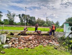 Babinsa Koramil 0810/08 Baron bersama warga gotong royong normalisasi saluran air