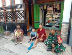 Babinsa Koramil 0810/08 Baron Gelar Komsos Bahas Kenaikan Harga Bahan Pokok Bersama Warga