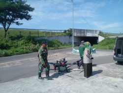 Babinsa Koramil 0810/16 Sukomoro Laksanakan Komsos Penyemprotan Padi Menggunakan Drone di Desa Putren