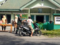 Peduli Sesama, Koramil 19/Jatikalen Gelar Kegiatan Jumat Berkah dengan Membagikan Nasi Kotak
