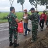 Koramil 0810/15 Rejoso Laksanakan Kegiatan Jumat Berkah dengan Membagikan Nasi kepada Masyarakat