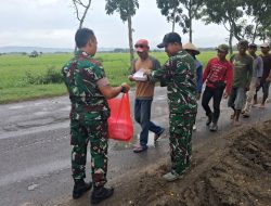 Koramil 0810/15 Rejoso Laksanakan Kegiatan Jumat Berkah dengan Membagikan Nasi kepada Masyarakat