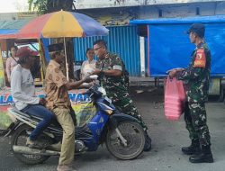 Jum’at Berkah, Anggota Koramil 0810/13 Lengkong Bagikan Nasi Bungkus Gratis kepada Masyarakat di Pasar Rakyat Lengkong