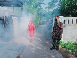 Antisipasi penyakit Demam berdarah, Babinsa Koramil 0810/02 Bagor Dampingi Fogging di wilayah binaan