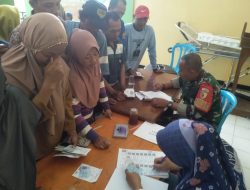 Babinsa Koramil 0810/18 Ngetos Bantu Penyaluran Bantuan Pangan Pemerintah