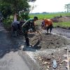 BABINSA KORAMIL 0810/08 BARON MEBANTU PEMBANGUNAN JEMBATAN PENGAIRAN SAWAH