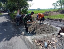 BABINSA KORAMIL 0810/08 BARON MEBANTU PEMBANGUNAN JEMBATAN PENGAIRAN SAWAH