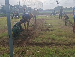 Babinsa Bagor Bersama Karang Taruna Selorejo Bersihkan Lapangan Bola Voli