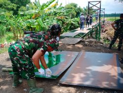 Sinergi Dengan Warga Babinsa Bagor Wetan Lakukan Pengecatan Plat Baja Percepat Pembangunan Jembatan