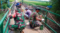 Tahap Finishing Dimulai, Babinsa Turun Langsung Percantik Jembatan Cable Statis Perintis Garuda Tahap II