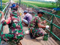 Tahap Finishing Dimulai, Babinsa Turun Langsung Percantik Jembatan Cable Statis Perintis Garuda Tahap II