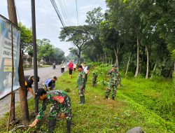 ANGGOTA TNI KODIM 0810/NGANJUK LAKSANAKAN KERJA BAKTI BERSAMA WARGA, WUJUD KEPEDULIAN TERHADAP KEBERSIHAN LINGKUNGAN