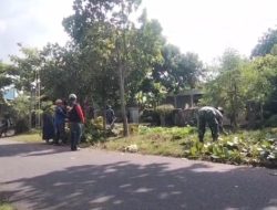 BABINSA BERSAMA WARGA DESA BANJARANYAR GELAR KERJA BAKTI, WUJUD NYATA KEMANUNGGALAN TNI DENGAN RAKYAT