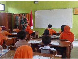 Babinsa Koramil 0810/02 Bagor Berikan Wawasan Kebangsaan dan Tanamkan Cinta Tanah Air Sejak Dini di SDN 1 Ngumpul