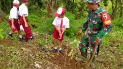Babinsa Koramil 0810-18/Ngetos Bersama Guru dan Siswa SDN 1 Klodan Laksanakan Penanaman 40 Pohon di Desa Klodan