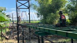 Tak Kenal Lelah, Serka Heru Babinsa Bagor Wetan Setia Tinjau Pengerjaan Jembatan Warga