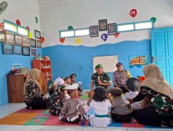 Untuk Menumbuhkan Jiwa Patriotisme Sejak Dini, Babinsa Desa Setren Kenalkan Profesi TNI kepada Siswa-Siswi KB TK Dharma Wanita Desa Setren