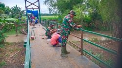 Teliti dan Penuh Dedikasi, Babinsa Cat Pagar Jembatan Perintis Garuda