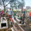 Menjelang Bulan Suci Ramadhan Babinsa Desa Mlorah Laksanakan Kerja Bakti Pembersihan Pemakaman Umum bersama Masyarakat Setempat