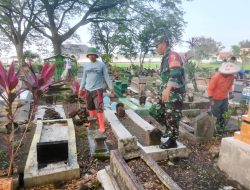 Menjelang Bulan Suci Ramadhan Babinsa Desa Mlorah Laksanakan Kerja Bakti Pembersihan Pemakaman Umum bersama Masyarakat Setempat
