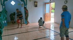 Babinsa Desa Lengkonglor Bersama Warga Kerja Bakti Bersihkan Masjid Sambut Ramadhan