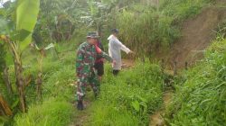 BABINSA KORAMIL 0810/18 NGETOS BERSAMA KELOMPOK TANI CEK SALURAN IRIGASI RUSAK, DUKUNG KETAHANAN PANGAN DI DESA KLODAN