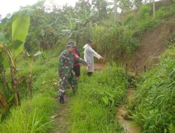 BABINSA KORAMIL 0810/18 NGETOS BERSAMA KELOMPOK TANI CEK SALURAN IRIGASI RUSAK, DUKUNG KETAHANAN PANGAN DI DESA KLODAN