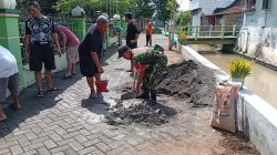 Babinsa Koramil 0810/02 Bagor Bersama Warga Gotong Royong Bangun Masjid, Wujud Kemanunggalan TNI dan Rakyat