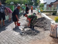 Babinsa Koramil 0810/02 Bagor Bersama Warga Gotong Royong Bangun Masjid, Wujud Kemanunggalan TNI dan Rakyat